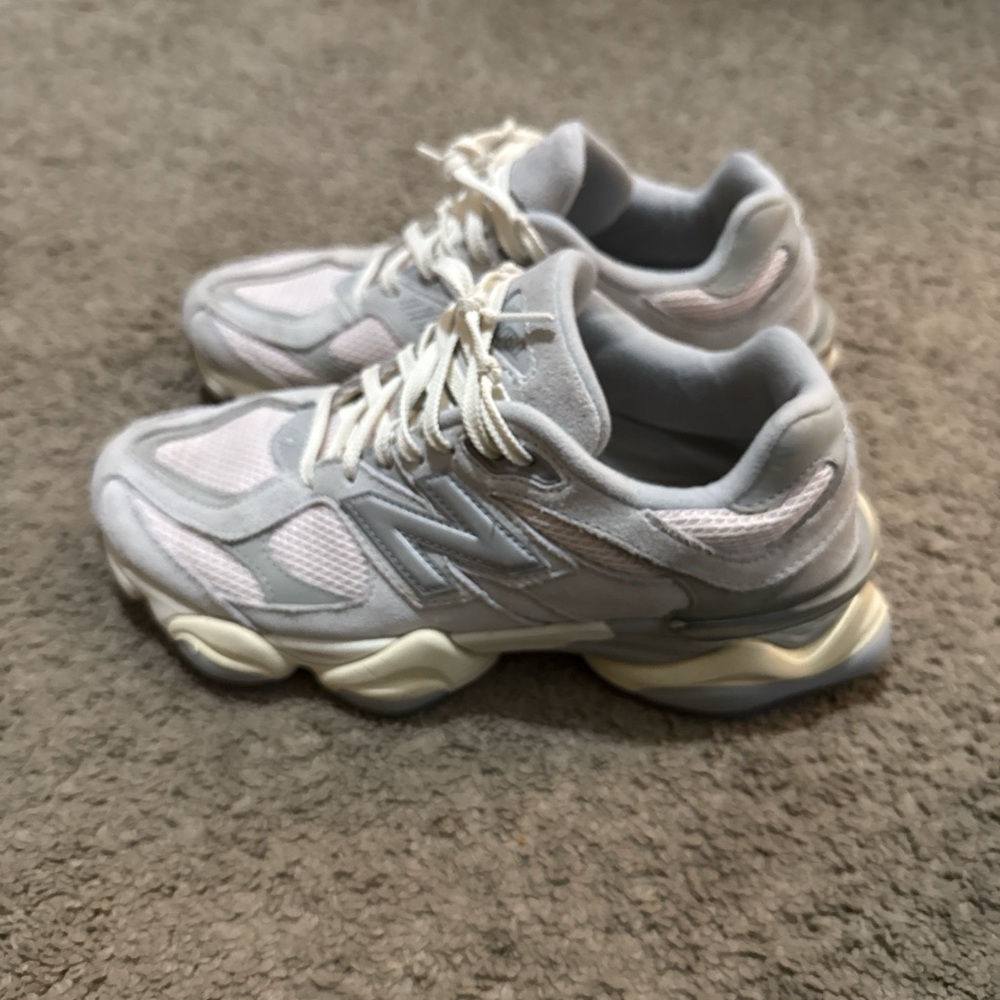 New Balance Women's Light Gray Sneakers